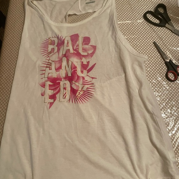 NWT Old Navy Active White with pink writing size large - Picture 5 of 9